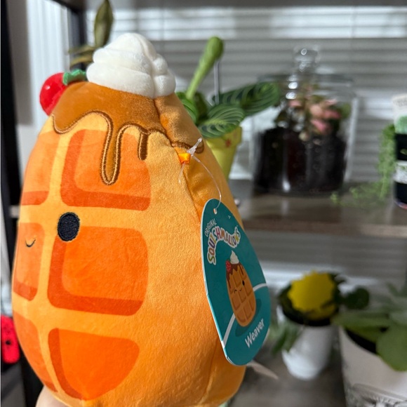 🧇Weaver the Waflle 7” Squishmallow - Picture 2 of 6